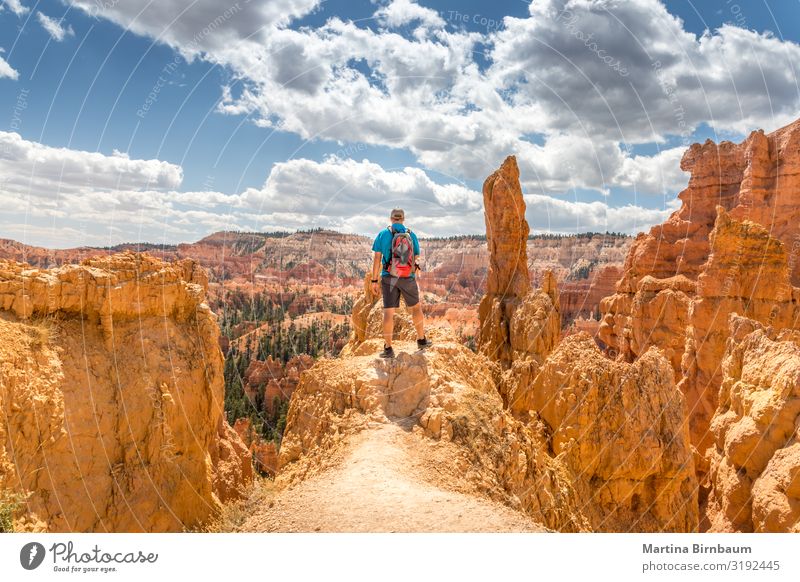 Männlicher Tourist genießt die Aussicht auf den Bryce Canyon, Utah Ferien & Urlaub & Reisen Berge u. Gebirge Mann Erwachsene Natur Landschaft Himmel Park Felsen