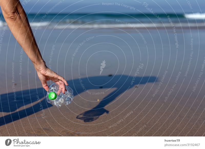 Frau, die Müll und Plastik aufhebt und den Strand reinigt. Flasche Lifestyle Meer Mensch feminin Erwachsene Hand 30-45 Jahre Umwelt Natur Sand Küste Hund Paket