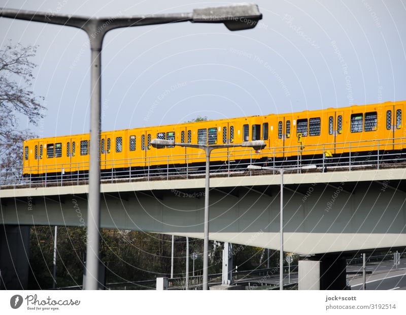 U-Bahn fährt regelmäßig über die Stadtautobahn Wolkenloser Himmel Winter Tegel Brücke Öffentlicher Personennahverkehr Schienenverkehr fahren lang gelb