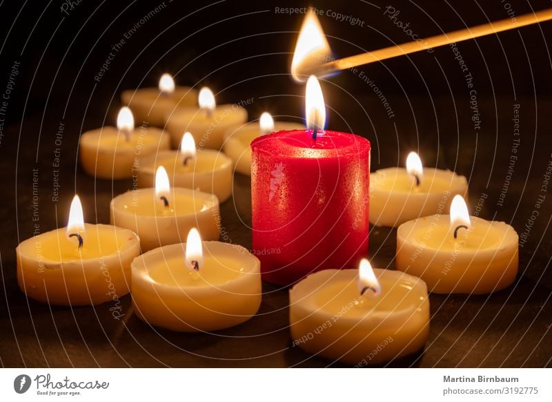 Ein Streichholz entzündet das Feuer vieler Kerzen Meditation Feste & Feiern Wärme Kirche Denkmal dunkel rot schwarz Hoffnung Trauer Tod Sehnsucht Frieden