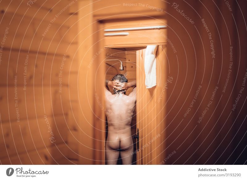Mann beim Duschen im Holzbadezimmer nehmen Unter der Dusche (Aktivität) Bad Wasser nass Sauberkeit Fürsorge Gesundheit Schickimicki Mensch gutaussehend Morgen