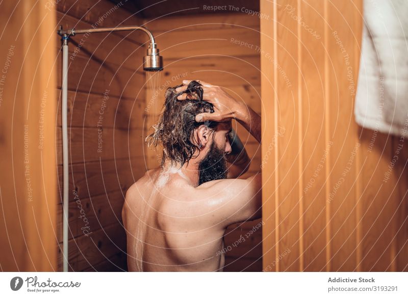 Mann beim Duschen im Holzbadezimmer nehmen Unter der Dusche (Aktivität) Bad Wasser nass Sauberkeit Fürsorge Gesundheit Schickimicki Mensch gutaussehend Morgen