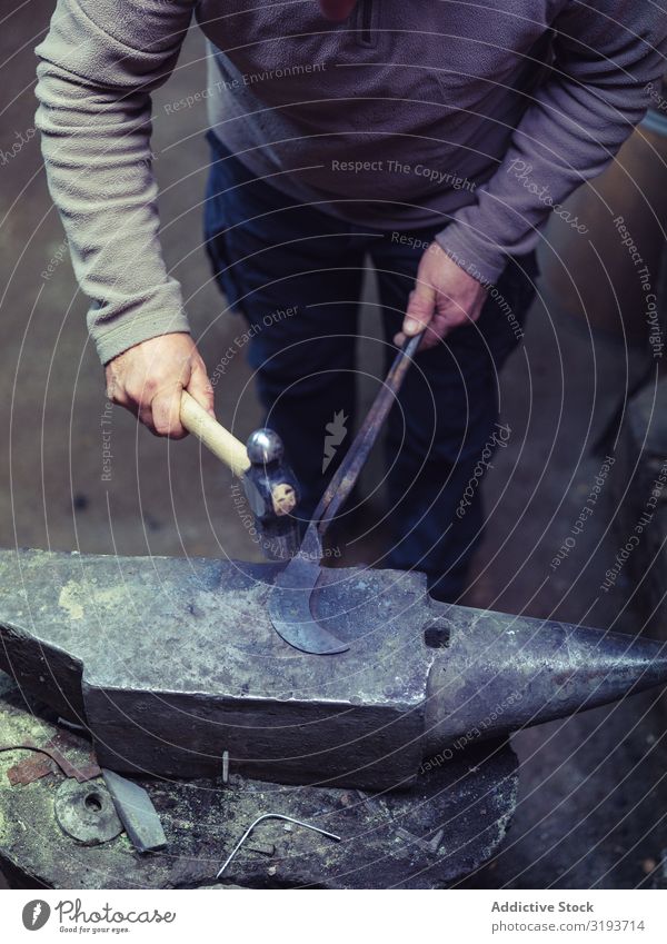 Schmiedemetall mit Hammer auf Amboss Hufschmied Schmieden Metall Gerät Werkzeuge Tradition Werkstatt Handwerk alt Fähigkeit schwer Metallbearbeitung Handarbeit