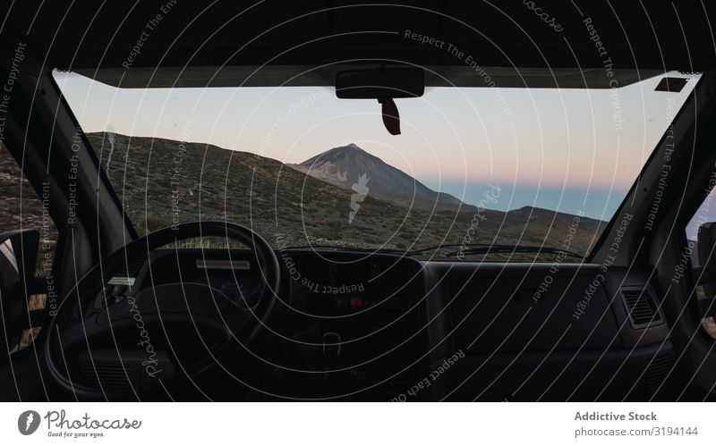 Blick auf den Berg durch das Fenster des Autos Berge u. Gebirge Wüste PKW malerisch Gipfel Teneriffa Spanien abgelegen durch Glas Gegend Morgen Autoreise