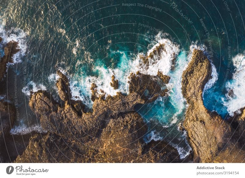 Drohnenansicht der Küste mit Klippen Wellen Felsen Geplätscher abgelegen Fluggerät schaumig Tag Spanien Teneriffa Wasser Höhe Meer Landschaft Natur