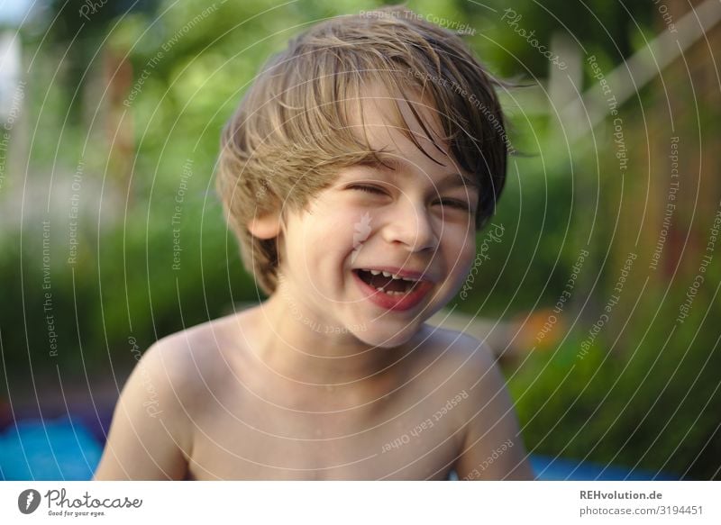 Kind lacht sich schlapp Blödsinn Garten Sommer natürlich nackt Spielen Kindheit Vorderansicht Blick in die Kamera Gesicht Porträt Glück glücklich Junge