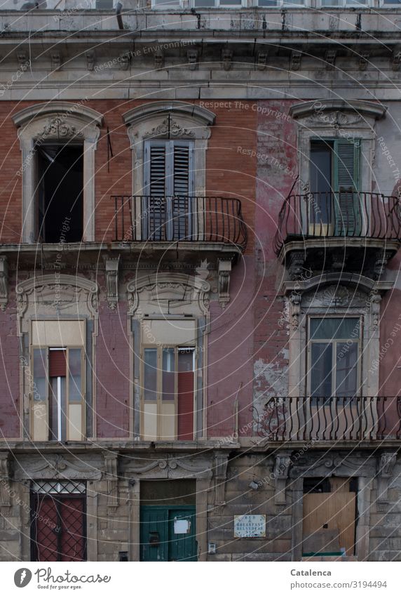 Ein ehemals B & B zerfällt Sizilien Italien Kleinstadt Stadt Haus Traumhaus Ruine Bauwerk Gebäude Architektur Fassade Balkon Fenster Tür alt dunkel gruselig