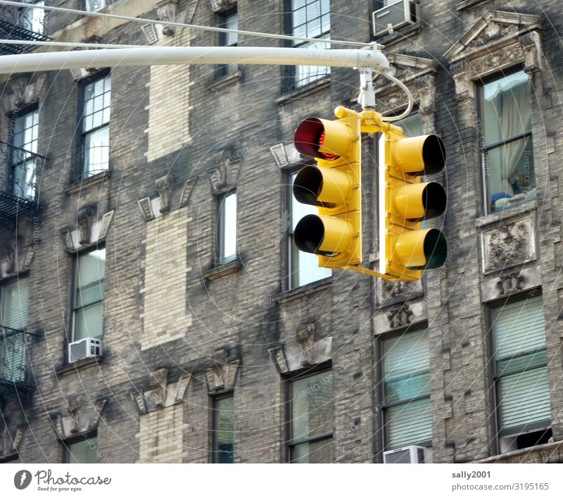 Rotlicht... New York City USA Amerika Haus Hochhaus Mauer Wand Fassade Fenster Verkehr Ampel gelb Zufriedenheit Kontrolle stagnierend Stadt Regelung hängend