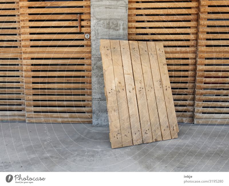 Holz und Beton Arbeit & Erwerbstätigkeit Menschenleer Fassade Tür Holztor Wandtäfelung Holzbrett Paletten braun grau angelehnt parken geschlossen Farbfoto