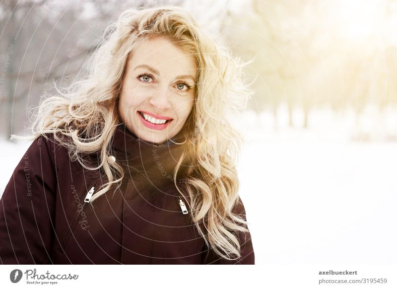 blonde Frau geniesst sonnigen Wintertag Lifestyle Freude Freizeit & Hobby Ferien & Urlaub & Reisen Ausflug Schnee Winterurlaub wandern Mensch feminin Erwachsene
