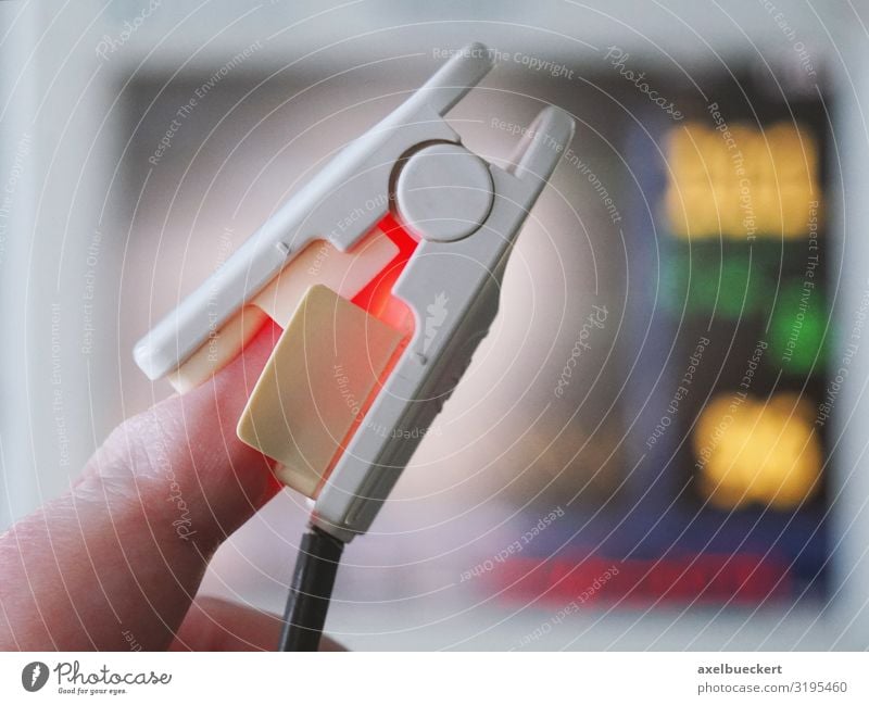 Finger mit Pulsoxymeter Gesundheit Gesundheitswesen Behandlung Krankenpflege Krankheit Messinstrument Technik & Technologie Erwachsene 1 Mensch Patient