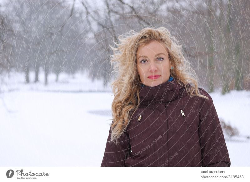 Frau bei starkem Schneefall im Park Lifestyle Freizeit & Hobby Ausflug Winter Winterurlaub Mensch Erwachsene 1 30-45 Jahre Natur Klima Klimawandel Wetter Eis