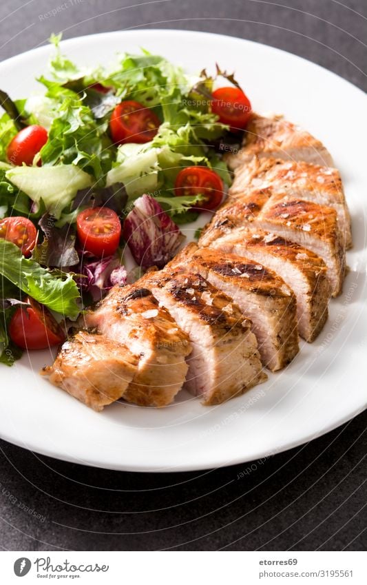 Gegrillte Hähnchenbrust mit Gemüse auf einem Teller Lebensmittel Gesunde Ernährung Foodfotografie Fleisch Mahlzeit grillen Abendessen Fisch Schweinefleisch