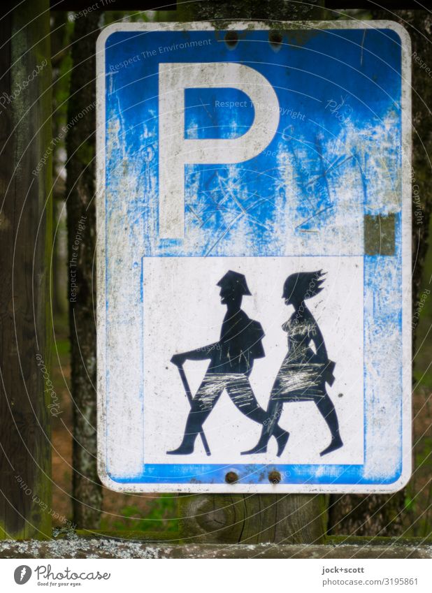 Mobilitätswende wirkt Freude Ausflug wandern Paar Parkplatz Schriftzeichen gehen dreckig Fröhlichkeit lustig retro blau Lebensfreude Beginn erleben einzigartig