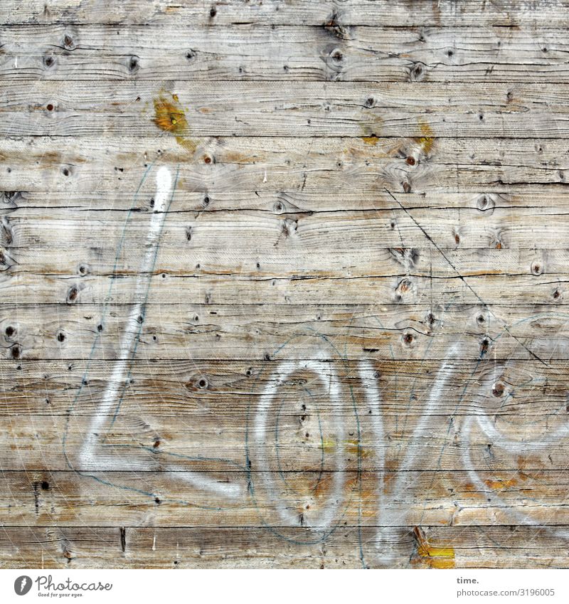 Holzliebhaber*in | Geschriebenes Baustelle Mauer Wand Zaun Bauzaun Maserung Schriftzeichen Linie Streifen kaputt trashig Stadt Gefühle Leidenschaft Liebe