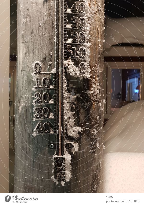 Thermometer Ferien & Urlaub & Reisen Winter Schnee Winterurlaub Eis Frost Menschenleer Holz frieren kalt braun Schweden Lappland -28°C Farbfoto mehrfarbig
