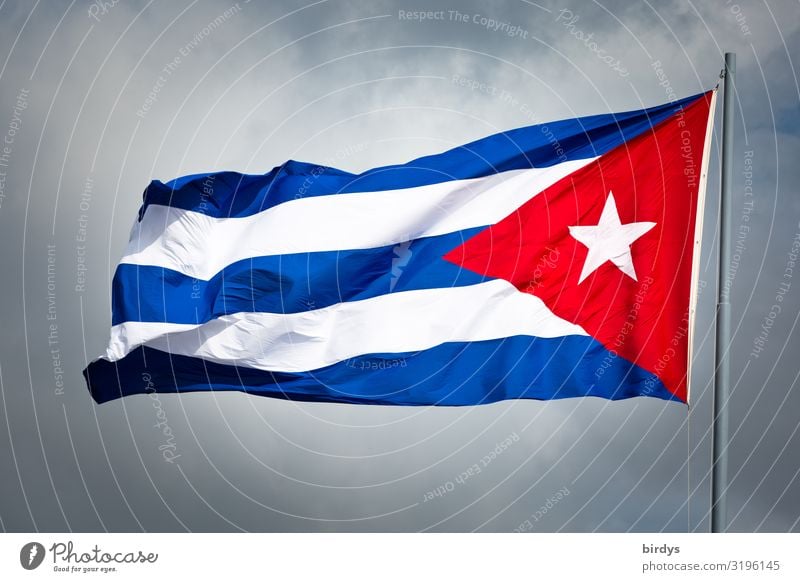 Wehende kubanische Nationalflagge vor Wolkenverhangenem Himmel Kuba Wind Nationalfahne Fahne authentisch rebellisch blau grau rot weiß Stolz Ehre selbstbewußt