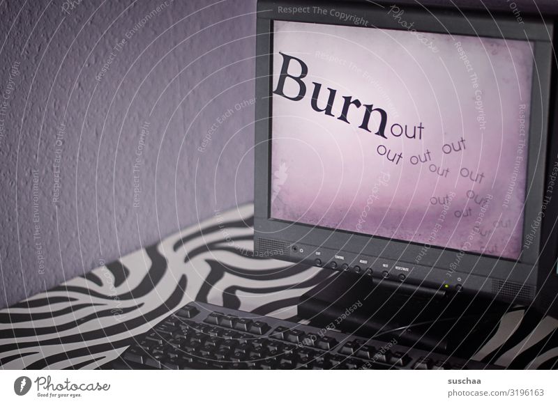 burn..out Computer Bildschirm Arbeitsplatz Schreibtisch Tastatur Traurigkeit Erschöpfung krankmachend Leistungsfähigkeit Arbeitsbedingungen Überstunde