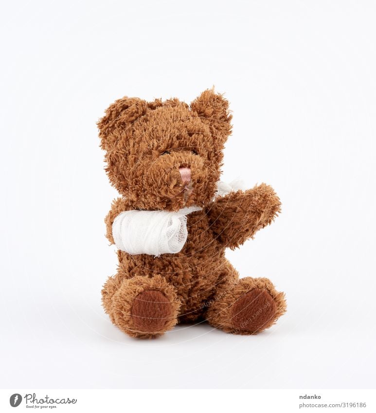Brauner Teddybär Freude Behandlung Krankheit Medikament Kind Krankenhaus Kindheit Arme Band Tier Pfote Spielzeug Puppe sitzen klein lustig niedlich weich braun