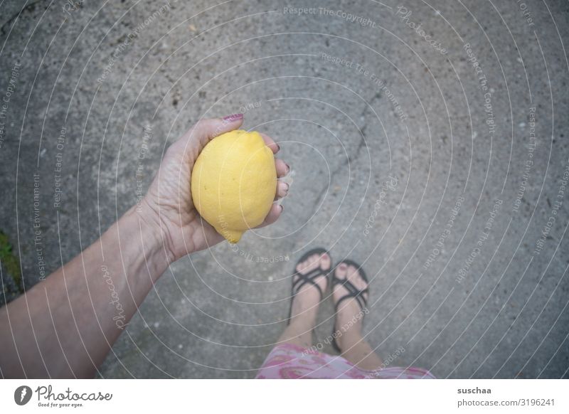 Vitamin C Zitrone Frucht Zitrusfrüchte sauer gelb Gesundheit Gesunde Ernährung Zitronensaft Frau weiblich Füße Flipflops stehen Straße Asphalt Sommer Hand