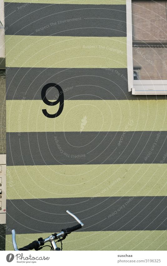 nr. 9 Ziffern & Zahlen Nummer 9 Haus Wand Gebäude Fassade Fenster Fahrrad Fahrradlenker Detailaufnahme gestreift Häusliches Leben Streifen