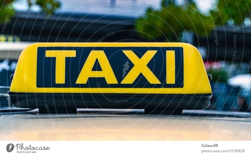 Uber taxi Schild auf ein Auto Stockfotografie - Alamy