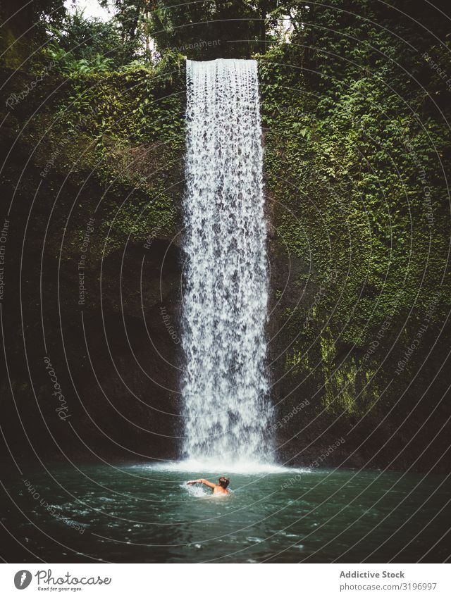 Mann schwimmt in türkisfarbener Naturbucht Im Wasser treiben tropisch Wasserfall See Bali Bucht anschaulich frisch Tourismus harmonisch Ferien & Urlaub & Reisen