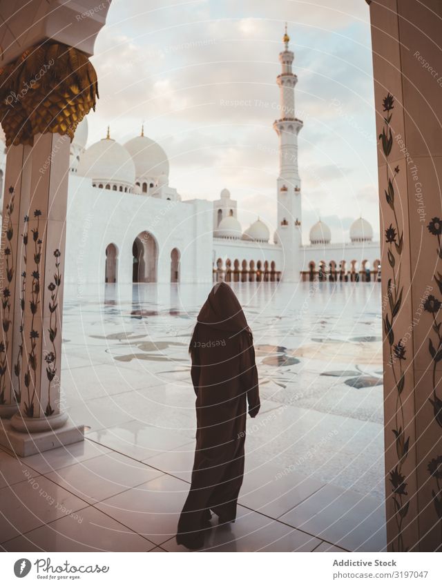 Anonyme muslimische Frau auf dem Platz der schönen Moschee Moslem Dubai islamisch Hijab Gebet Morgen Religion & Glaube geistig heilig Tradition Gottesdienst