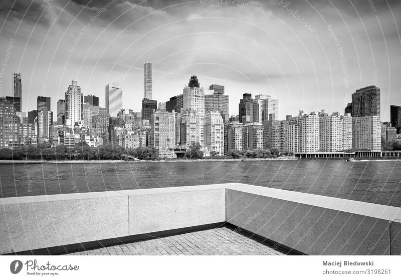 Manhattan Skyline von Roosevelt Island, New York. elegant Stil Design Häusliches Leben Wohnung Haus Himmel Fluss Stadt Hochhaus Gebäude Architektur schwarz weiß