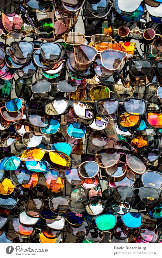 Qual der Wahl Ferien & Urlaub & Reisen Tourismus Mode Accessoire Sonnenbrille Kunststoff mehrfarbig Beratung Design Dienstleistungsgewerbe Hochformat
