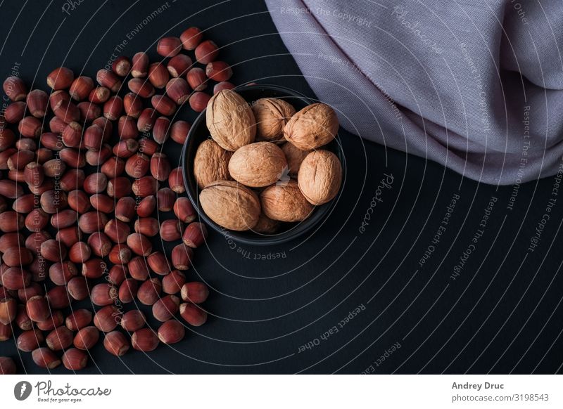 Haselnuss isoliert auf schwarzem Hintergrund. Satz oder Sammlung. Lebensmittel Dessert Bioprodukte Vegetarische Ernährung Diät Fasten Fingerfood Kakao Kaffee