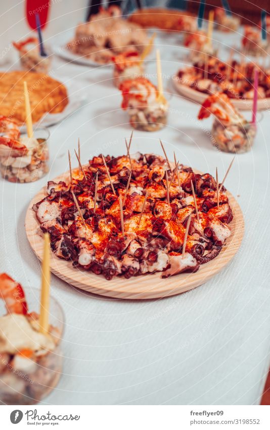 Spanische "Tapas" von Oktopus und mehr Lebensmittel Fleisch Meeresfrüchte Ernährung Mittagessen Abendessen Büffet Brunch Festessen Sushi Teller Lifestyle