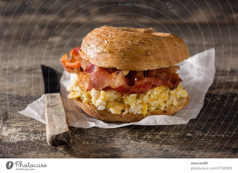 Bagel-Sandwich mit Speckplatte, Ei und Käse Belegtes Brot Platte Snack Fastfood lecker Lebensmittel Gesunde Ernährung Foodfotografie Mittagessen Sesam Teigwaren