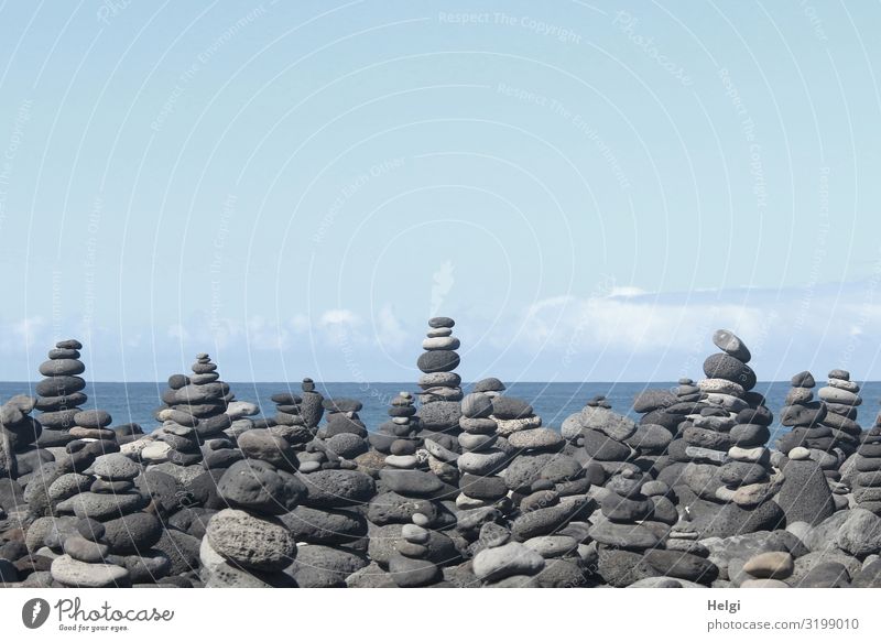 viele aufgetürmte Steinmännchen an der Küste von Teneriffa Ferien & Urlaub & Reisen Tourismus Strand Meer Insel Umwelt Natur Landschaft Wasser Himmel