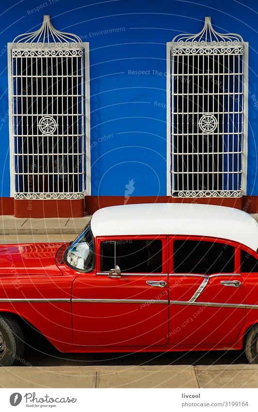 Rotes Auto vor blauer Wand geparkt, Sancti Spiritus - Kuba Lifestyle Ferien & Urlaub & Reisen Tourismus Ausflug Insel Haus Dekoration & Verzierung Kunst Dorf