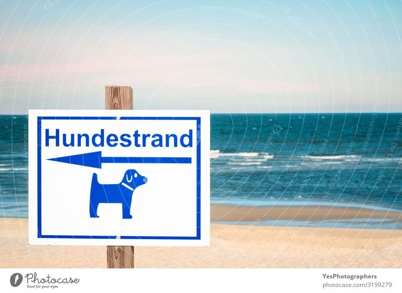 Deutsches Zeichen für Hundestrand auf der Insel Sylt. Kontext des Hundestrandtages Erholung Ferien & Urlaub & Reisen Tourismus Sommer Sommerurlaub Strand Meer