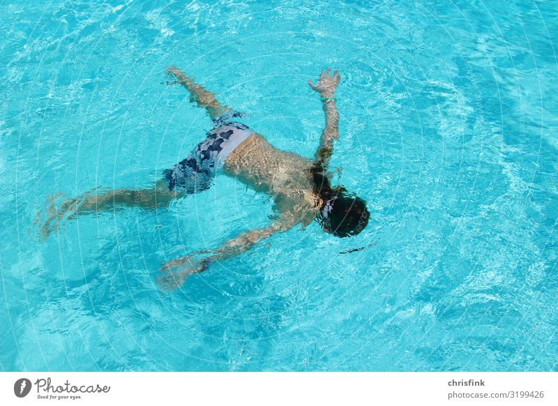 Kind spielt im Wasser Freizeit & Hobby Ferien & Urlaub & Reisen Sommerurlaub Sport Wassersport Schwimmen & Baden tauchen Schwimmbad Kindererziehung Mädchen 1