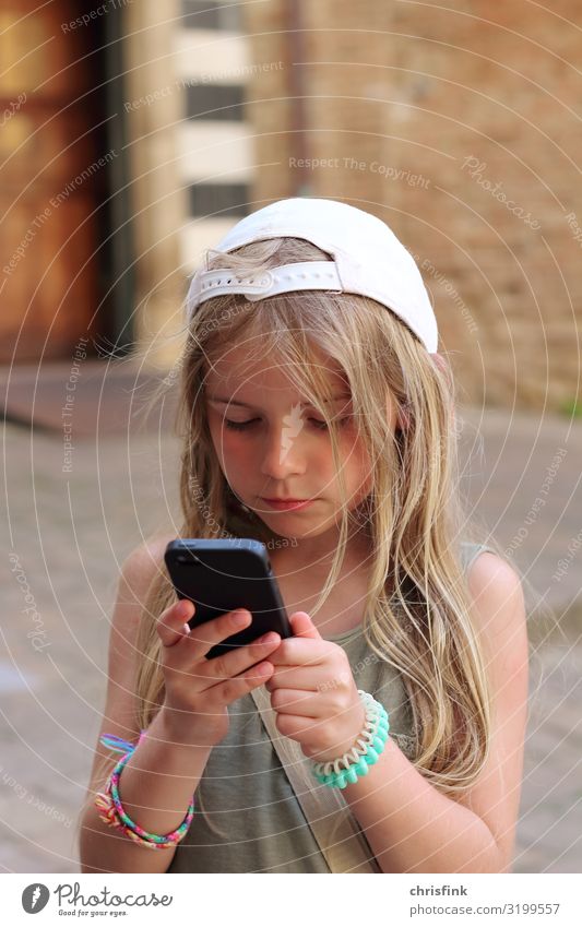 Mädchen schaut auf Handy Lifestyle Freude schön Gesicht Kindererziehung Bildung Telefon Technik & Technologie Unterhaltungselektronik Telekommunikation Mensch