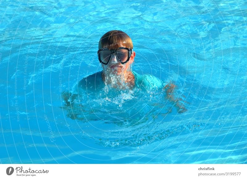 Junge mit Taucherbrille in Schwimmbad Lifestyle Freizeit & Hobby Ferien & Urlaub & Reisen Tourismus Sport Schwimmen & Baden tauchen Kindererziehung Jugendliche
