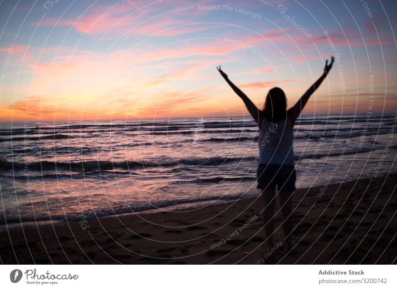 Touristin posiert bei Sonnenuntergang am Meer Seeküste Frau Körperhaltung gestikulieren Herz Strand Sand malerisch Himmel laufen Ferien & Urlaub & Reisen