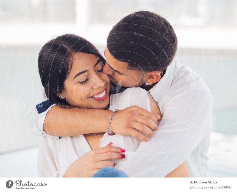 Mann umarmt lächelnde Frau mit Liebe und Zärtlichkeit Umarmen Leidenschaft Bonden Zusammensein Partnerschaft anhänglich Fröhlichkeit Jugendliche umarmend heiter