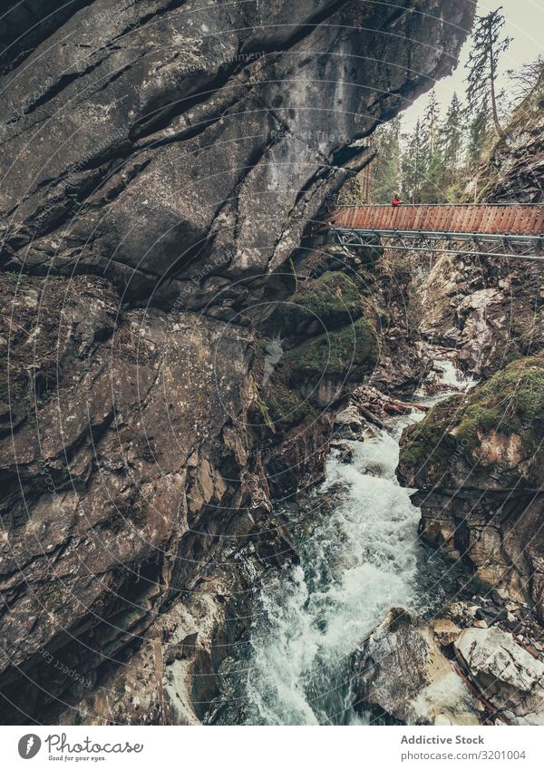 Brücke des Touristenpfades zwischen schönen Bergen Wege & Pfade Berge u. Gebirge Wanderer genießend Aussicht majestätisch Landschaft malerisch Alpen Dolomiten