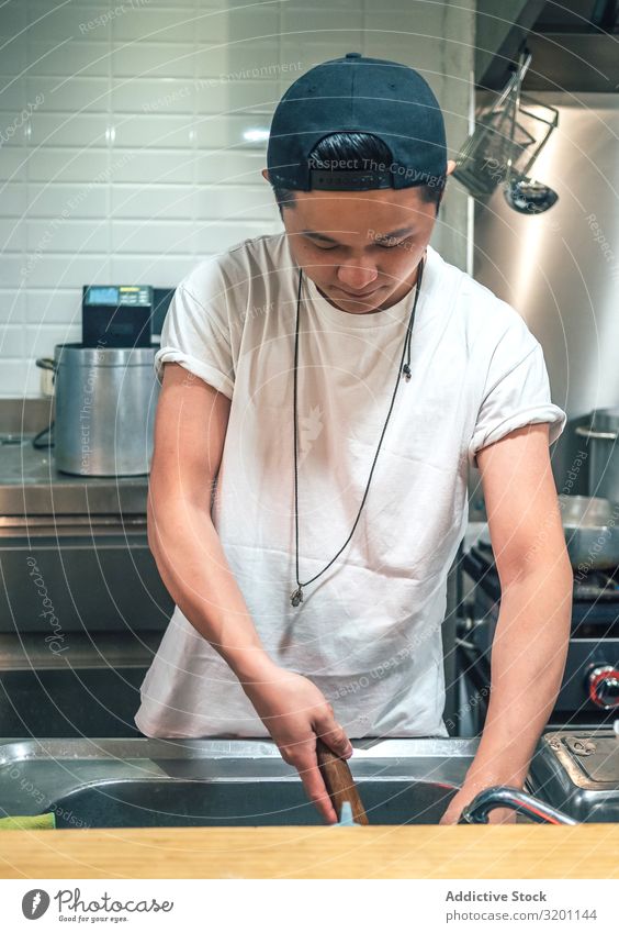 Männliche Waschmittel zum Kochen unter Wasserhahn Mann kochen & garen Ramen Lebensmittel Mahlzeit Japaner Speise Restaurant Küche asiatisch Jugendliche Mensch