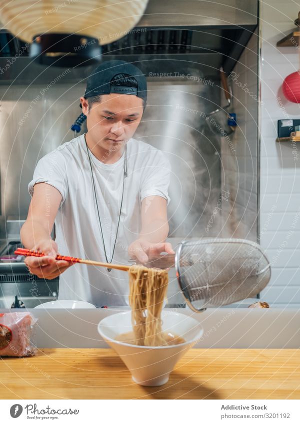 Asiatischer Mann kocht Ramen im Cafe Koch Lebensmittel Nudeln Japaner Speise Restaurant Beruf Küchenchef Café Arbeit & Erwerbstätigkeit Jugendliche asiatisch