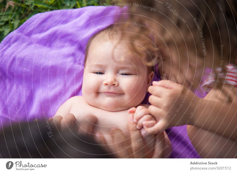 Von oben Aufnahme eines süßen, liegenden und lachenden Babys. lustig Kind klein niedlich reizvoll Freude heimwärts lügen lieblich unschuldig heiter Lächeln