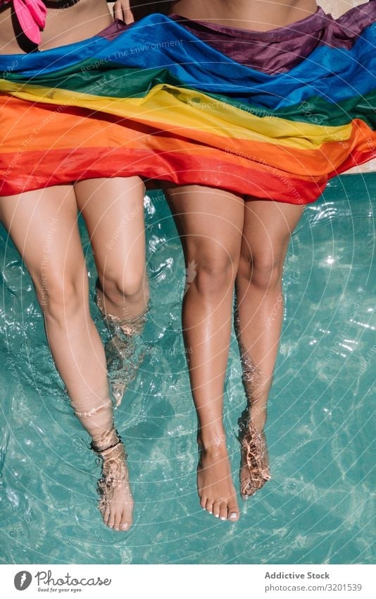 Am Pool sitzendes lesbisches Paar Lesben Schwimmbad Beckenrand Beine lgbt Fahne Barfuß Jugendliche Frau Resort Ferien & Urlaub & Reisen Freundinnen Lifestyle