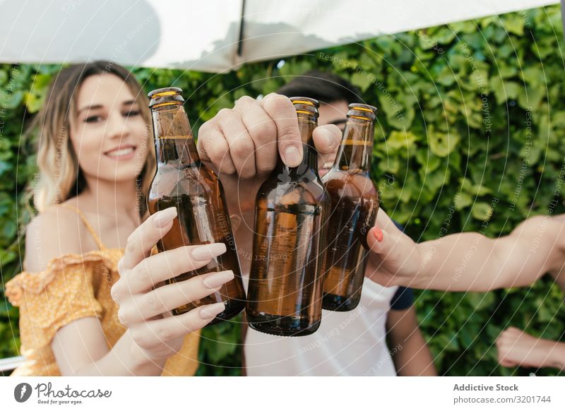 Gruppe von Freunden trinkt Bier auf der Terrasse einer Bar Alkohol asiatisch Herbst Strand Feste & Feiern heiter Zuprosten trinken Frau Freundschaft Freude Glas
