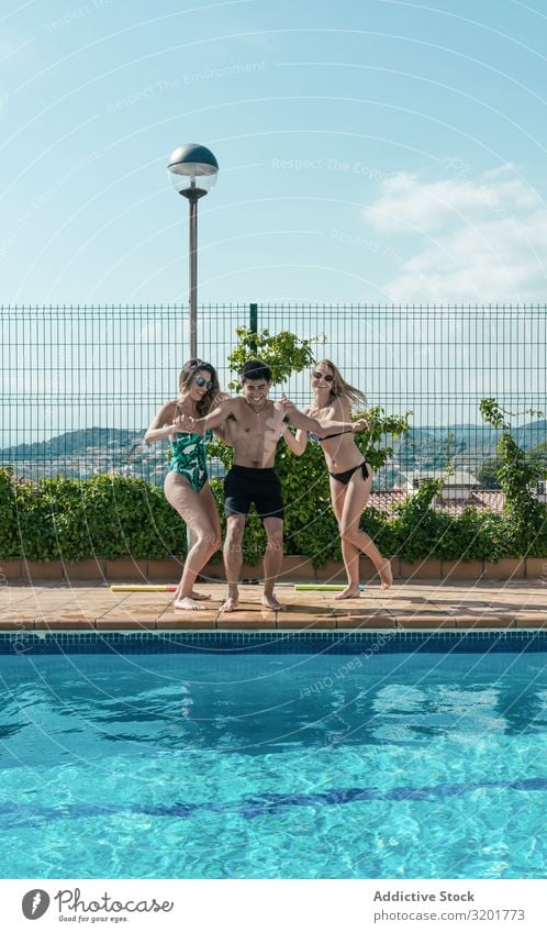 Freunde spielen mit Wasserpistolen im Schwimmbad attraktiv Hintergrundbild schön Bikini Kaukasier heiter Frau Festspiele Freundschaft Freude Mädchen Pistole