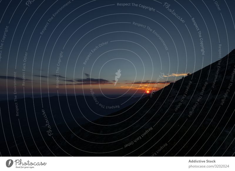 Schöner heller Sonnenuntergang in den Bergen Berge u. Gebirge dunkel Landschaft Klippe schön Felsen Himmel Panorama (Bildformat) malerisch Gipfel Top Aussicht