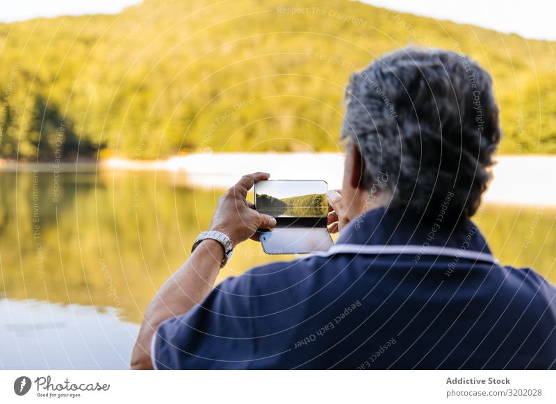 Der Mensch fotografiert die Landschaft Mann Senior Berge u. Gebirge wandern Natur Lifestyle Trekking Gesundheit Wege & Pfade Außenaufnahme